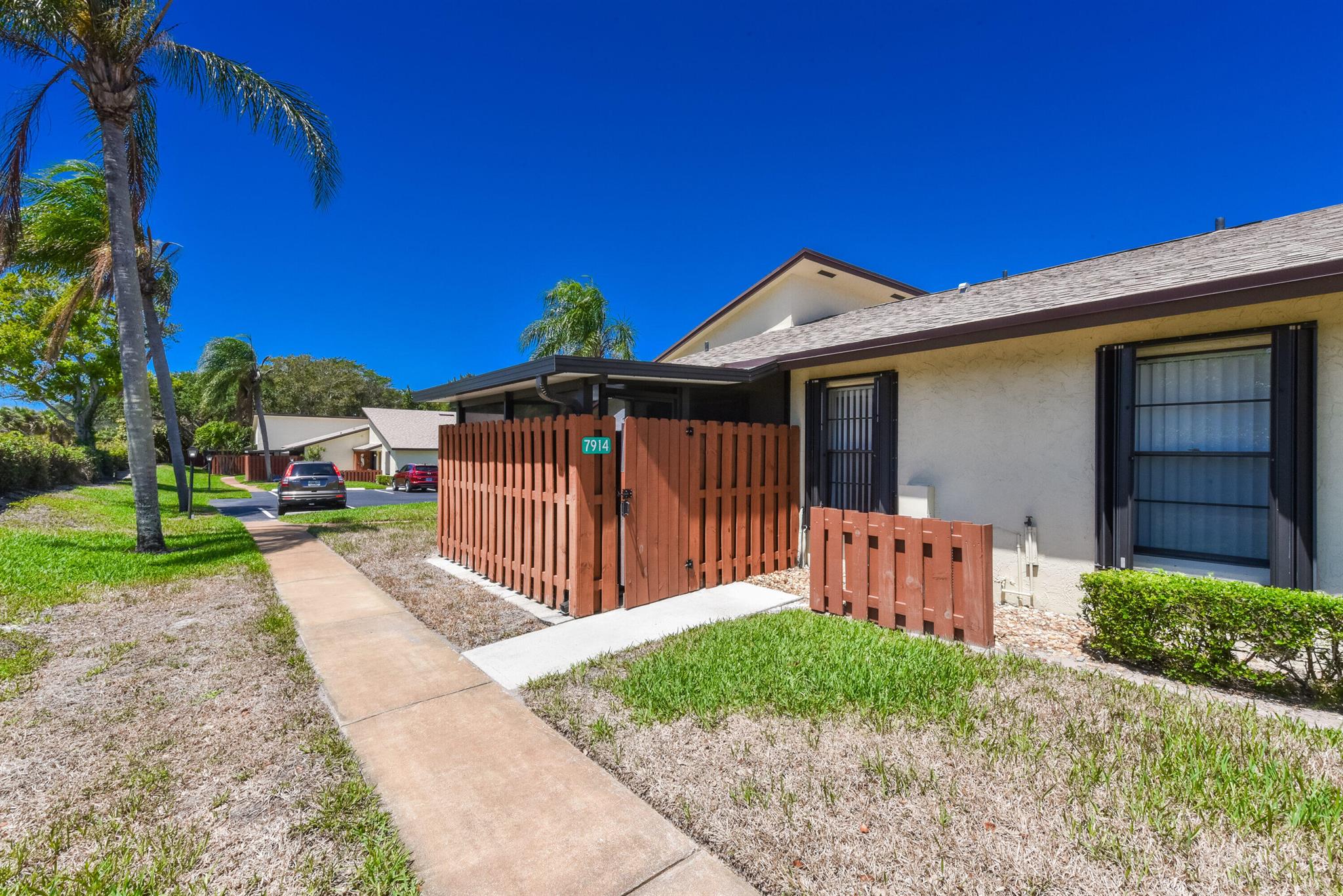 VILLAS OF HOBE SOUND COND - Residential Lease