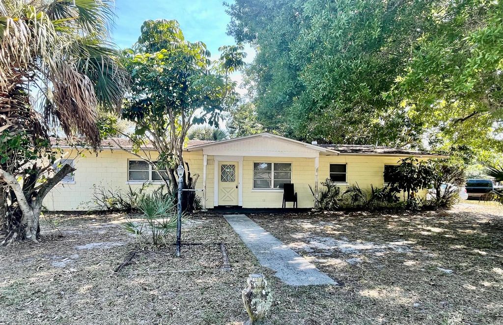 Photo of 1029 Jamaica Avenue, Fort Pierce, FL 34982 (MLS # R10981709)