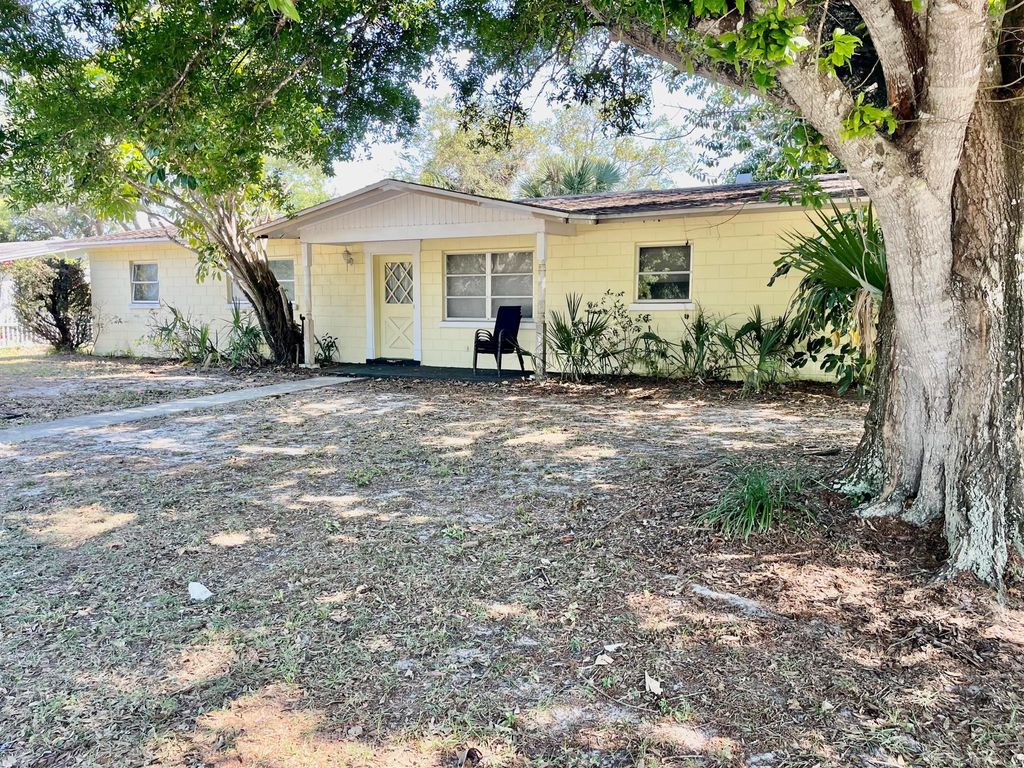 Photo of 1029 Jamaica Avenue, Fort Pierce, FL 34982 (MLS # R10981709)