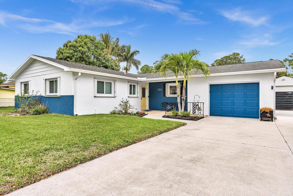 Photo of 7313 Oakmont Drive, Lake Worth, FL 33467 (MLS # B26010308)