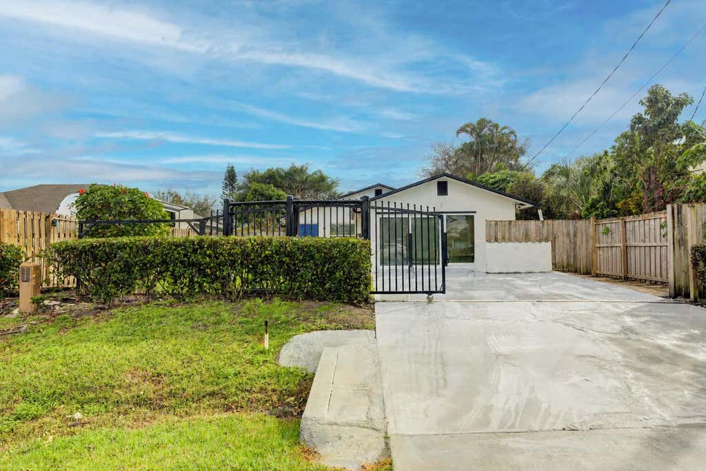 Photo of 3394 SE JEFFERSON Street, Stuart, FL 34997 (MLS # B26056207)