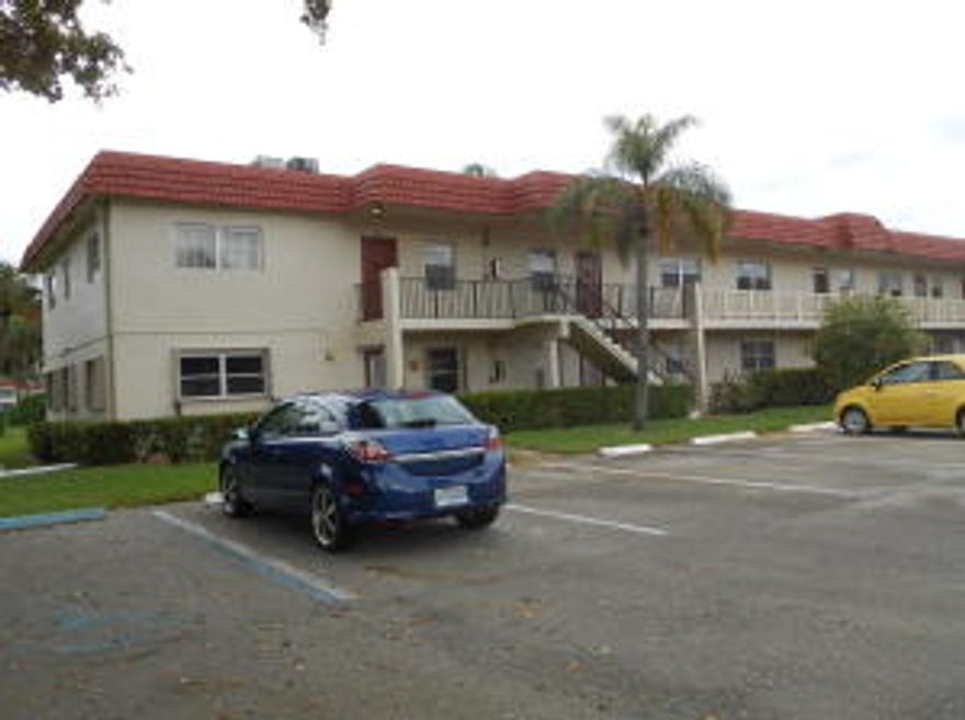 Freshly painted 2/2 w/Florida room having 8' wide screens & plexiglass
windows for a private deep green view
and lovely sunsets.
Baseboards & floors tiled thru out.
Cable hook up in all rooms.
Cable & surround sound wires hidden 
behind walls. AC 3+ yrs, water 4-5 yrs.
Some updating in eat in kitchen and both baths.Walk in closet w/lots of
shelving. Storage bin w/shelves, laundry facilities on each floor.
2 pools,clubhouse,exercise rm, sauna
& more. Walk to shops,movies & restaurants or hop the courtesy trolley. 8 miles to beach & trendy downtown.