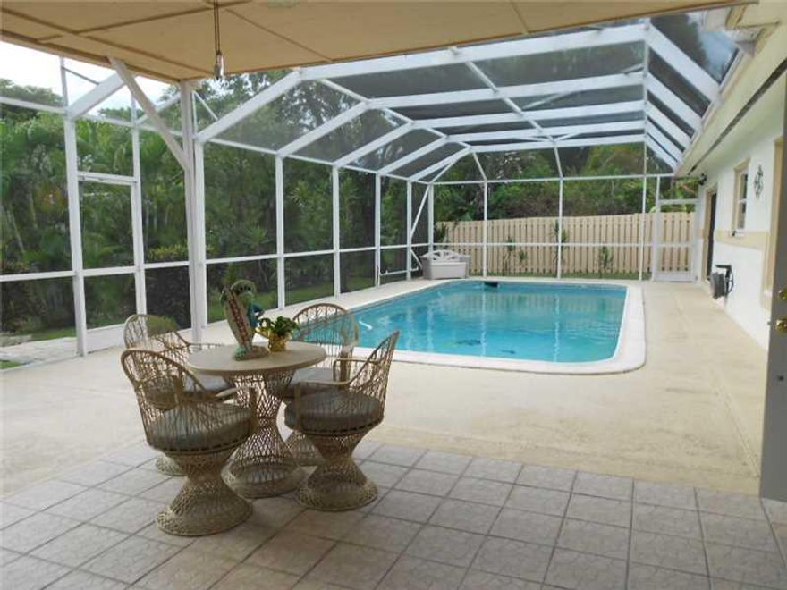 BRING OFFERS Beautiful Pool Home,2 BIG Master Bedrooms, Open Kitchen w/Pretty Granite Counters, Breakfast Bar, Oak Cabinets, Updated Baths, Formal Dining Rm. Huge Family Room w/French Doors- Master & Family Rm BOTH Open to Huge 60x24 Screened Pool Area Pe rfect for Entertaining, Split Bedrooms, Master Bath w/Roman Tub & Separate Shower, SUPERSIZED Master Bdrm Closet, Lots of Light, Fantastic Flowing Floor Plan, Tons of Curb Appeal. Manicured Lawn, Inside Utility Room w/A/C Washer Dryer, OVERSIZED GARAGE