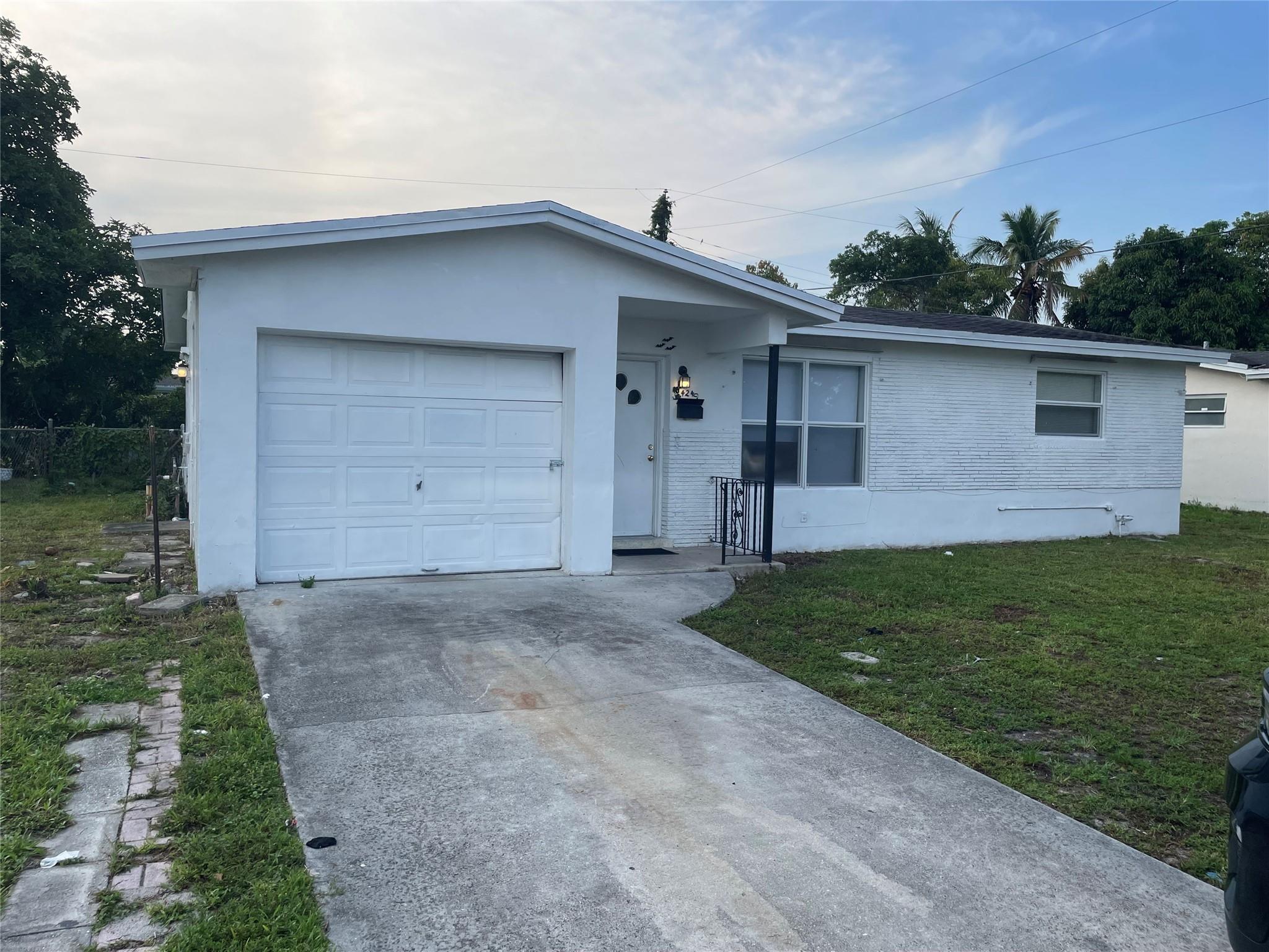 This 3 bedroom 2 bath single family with washer/dryer offers a perfect bled of comfort, space and convenience. Featuring a bright and open living area, large bedrooms. Housing vouchers are warmly welcomed. We work with all housing programs and aim to provide a smooth application process.
