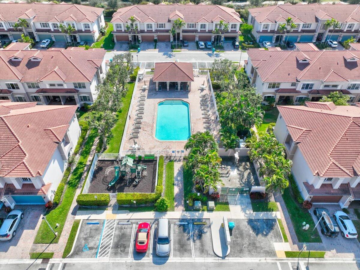 CARRIAGE POINTE TOWNHOMES PUD - Residential