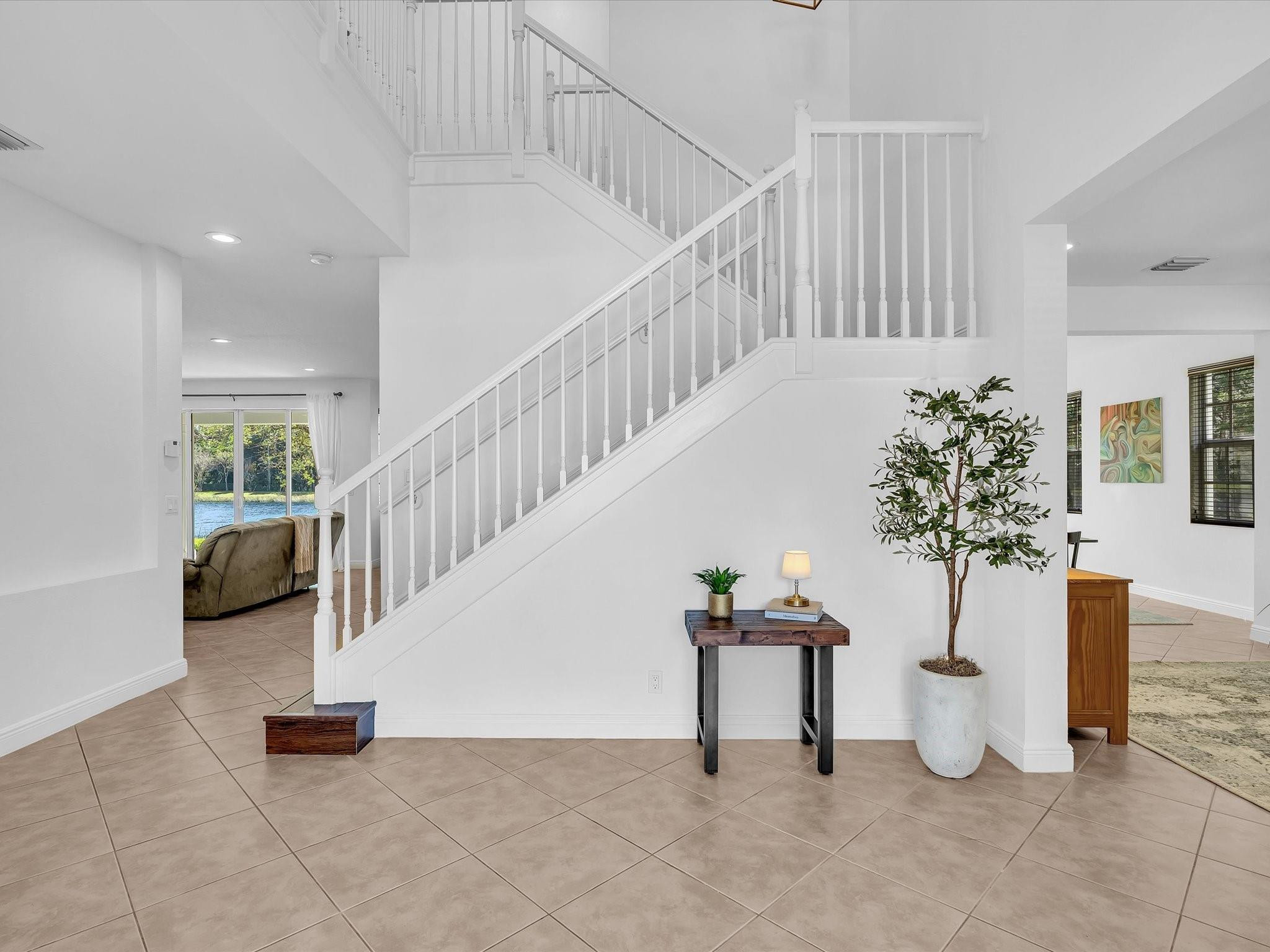 6806 Lakeside Circle