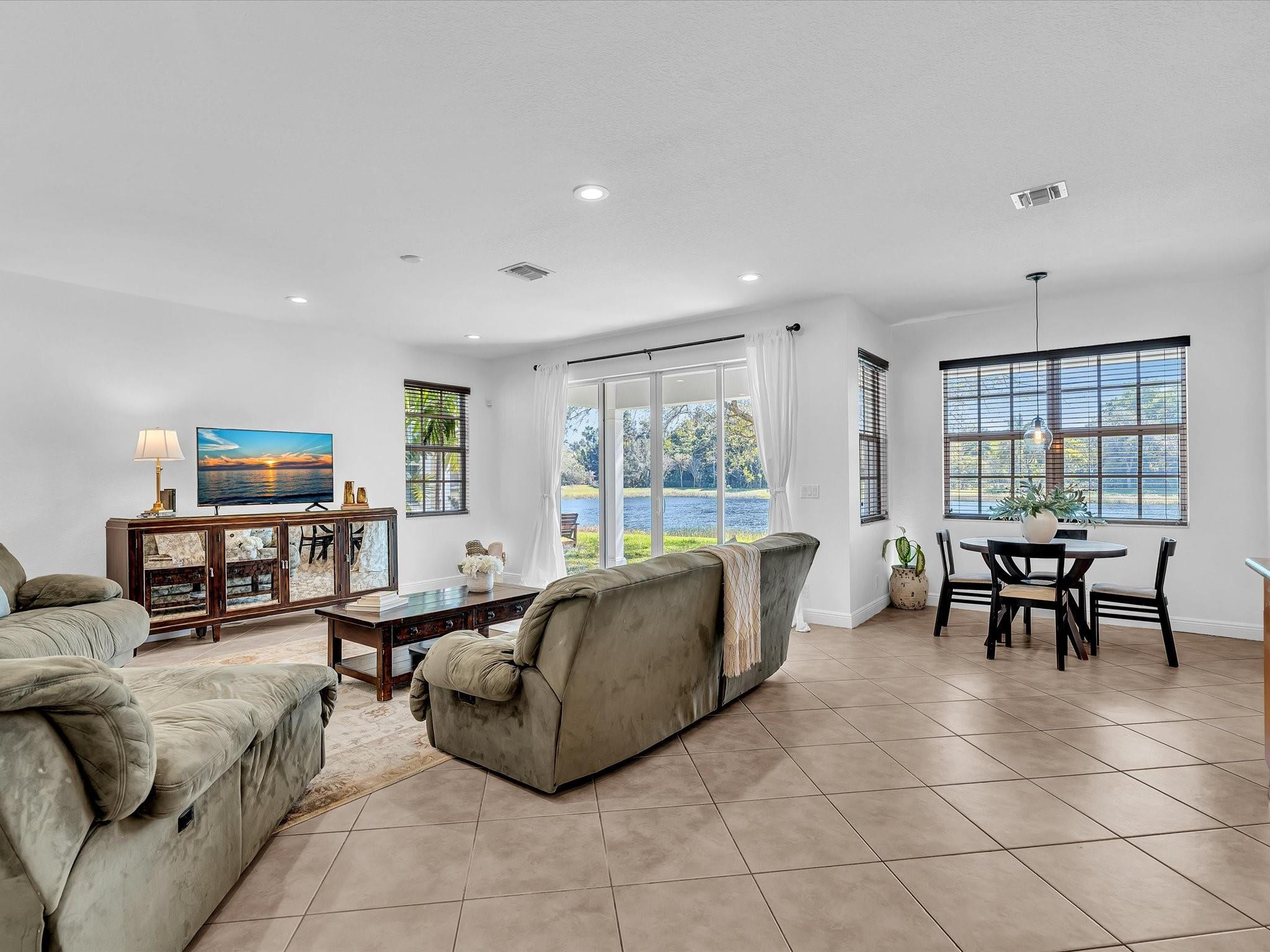 6806 Lakeside Circle