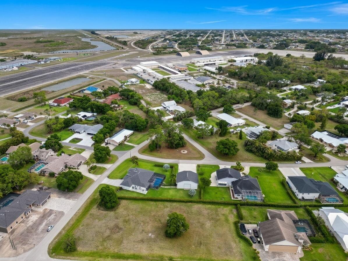 BUCKINGHAM PARK - Land