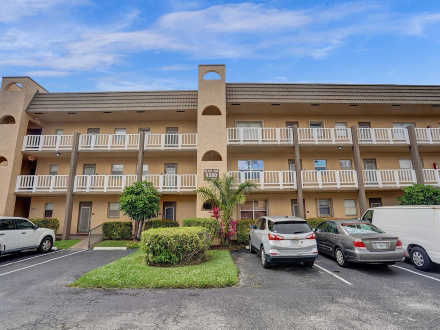 PRICED TO SELL FAST!! TOP-FLOOR CORNER-UNIT 2 BED, 2 BATH WATERFRONT CONDO! KITCHEN W/ WOOD CABINETS & SS APPLIANCES! SPLIT BEDROOM PLAN! TILE THRU/OUT! SPACIOUS LIVING/DINING AREA! OVERSIZED BEDROOMS!  SCREENED & ENCLOSED BALCONY W/ TRANQUIL LAKE VIEW, PERFECT FOR ENJOYING YOUR MORNING COFFEE! GREAT LOCATION RIGHT ACROSS FROM MAIN CLUBHOUSE! MUST SEE THIS ONE!
