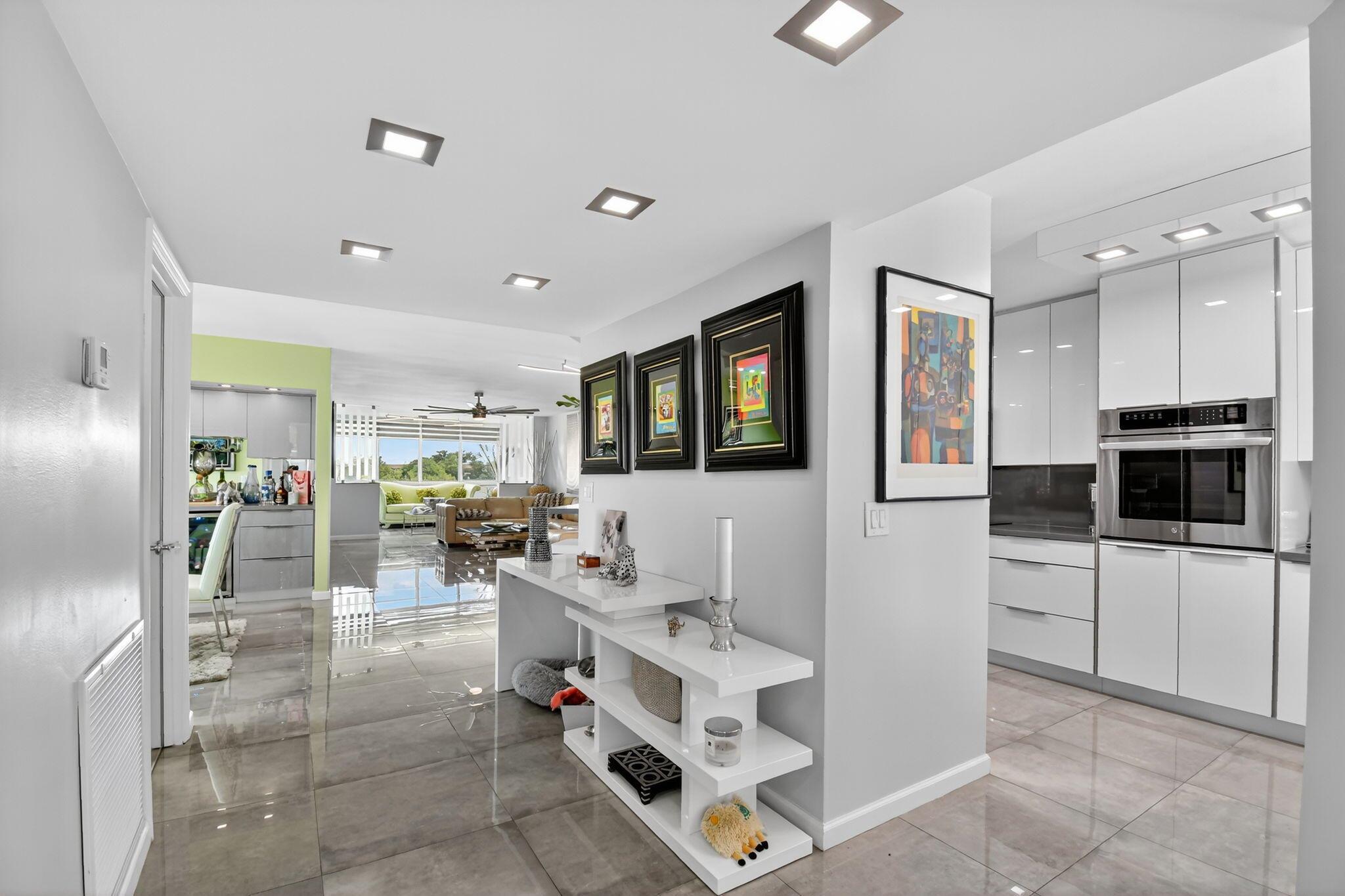 SUNRISE LAKES - Residential