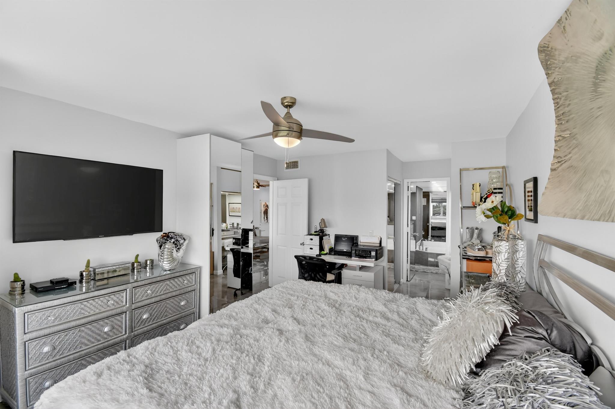 SUNRISE LAKES - Residential