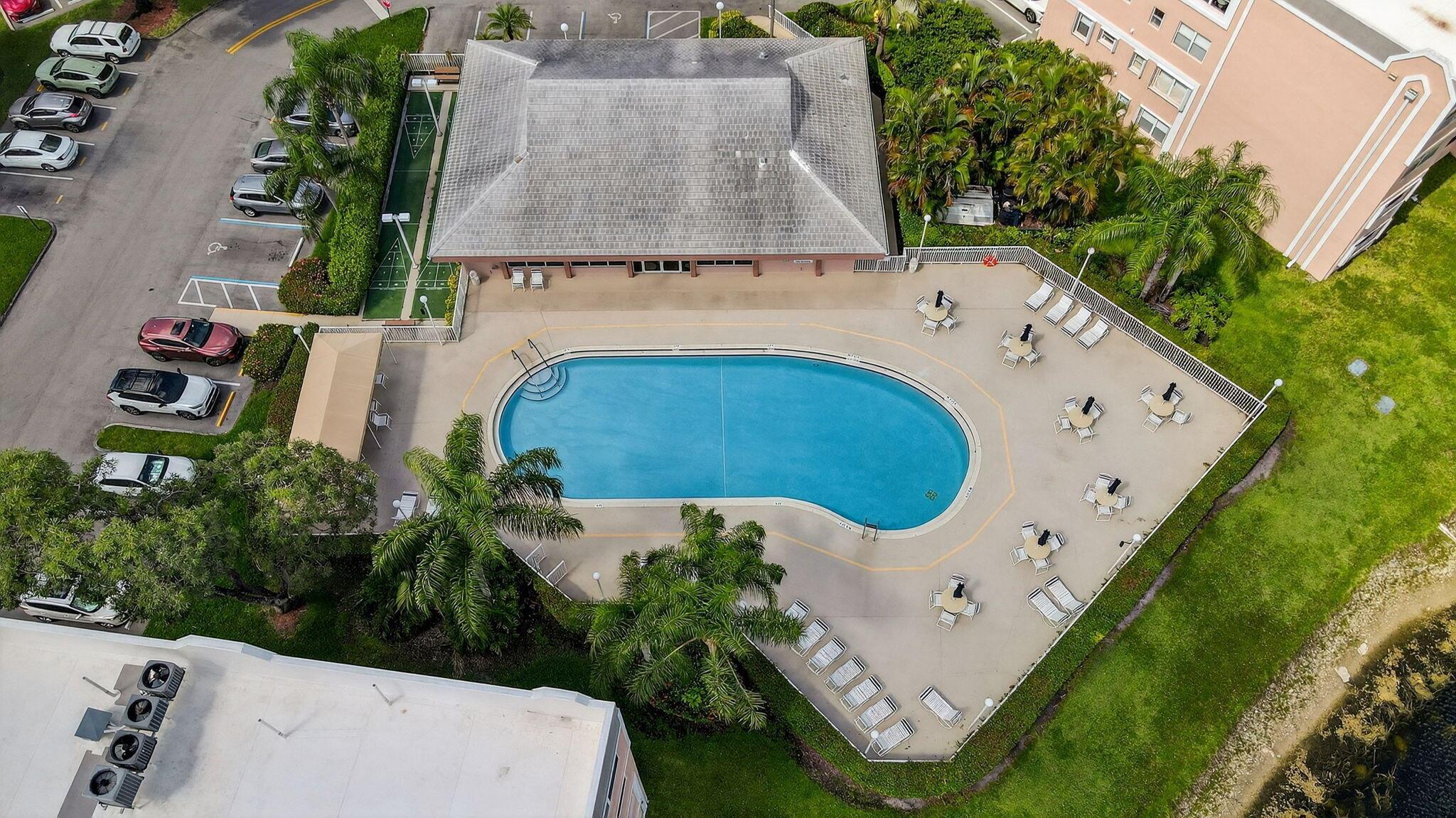 SUNRISE LAKES - Residential