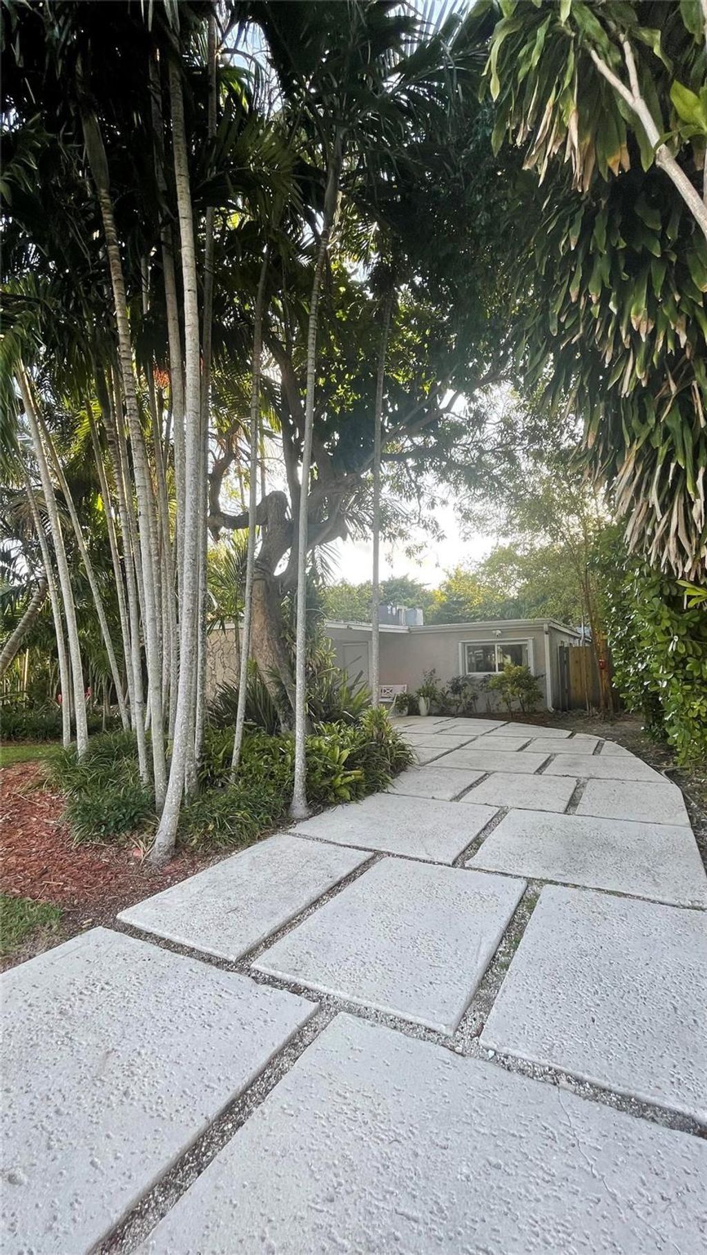 listing image 0