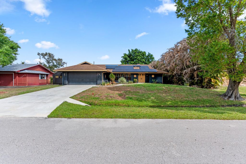 Photo of 1119 SE Cambridge Drive, Port Saint Lucie, FL 34952 (MLS # B26001380)