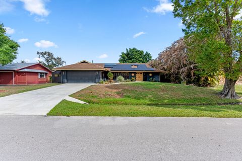 Photo of 1119 SE Cambridge Drive, Port Saint Lucie, FL 34952 (MLS # B26001380)