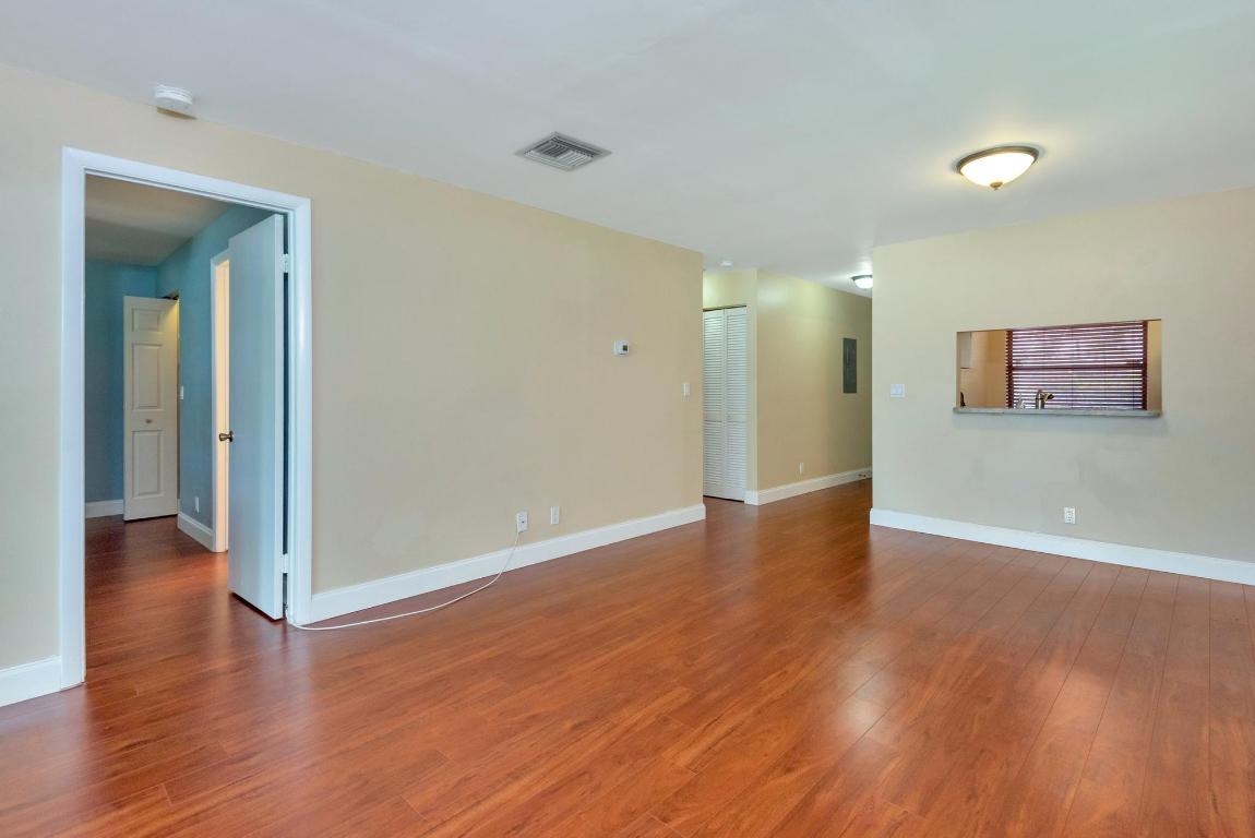 COUNTRY LAKE - Residential Lease