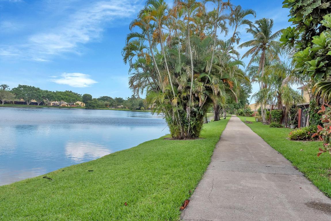 COUNTRY LAKE - Residential Lease