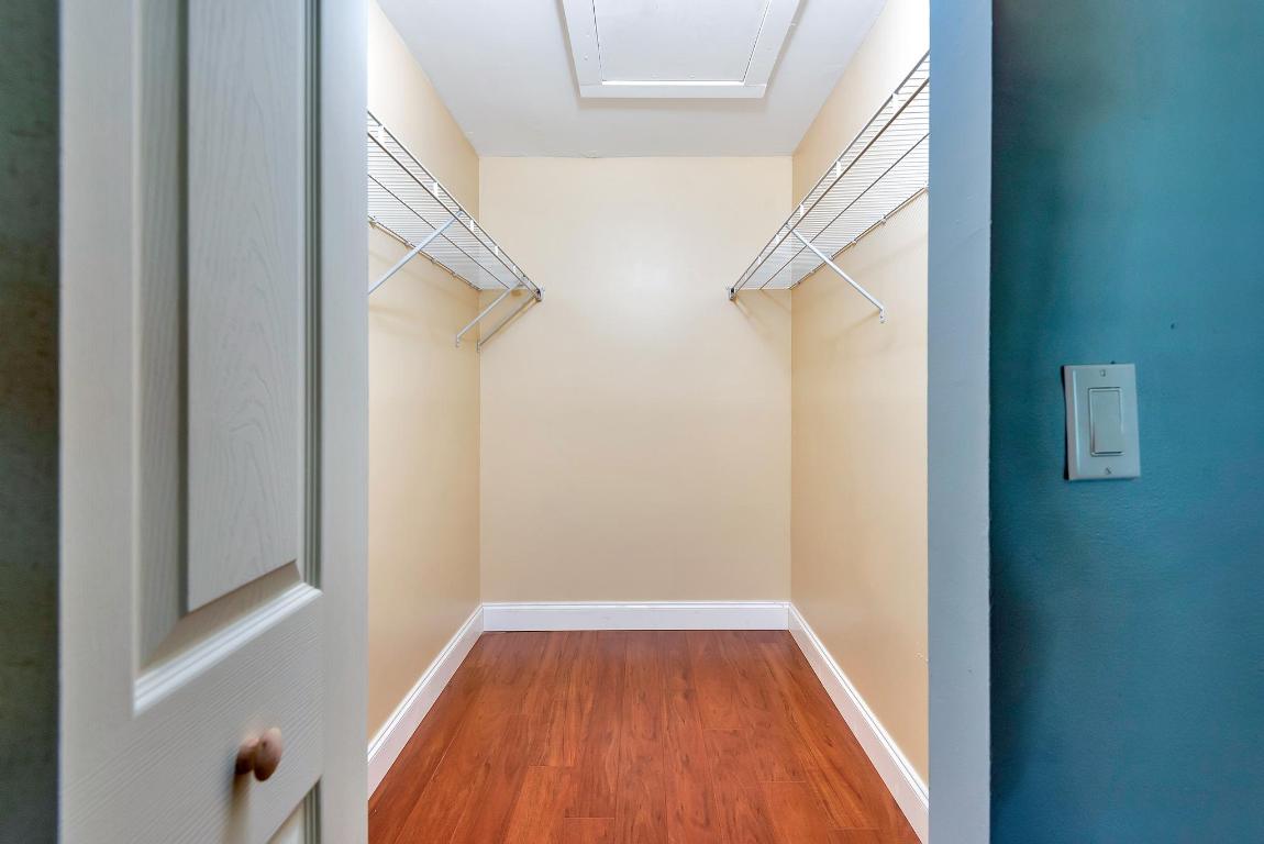 COUNTRY LAKE - Residential Lease