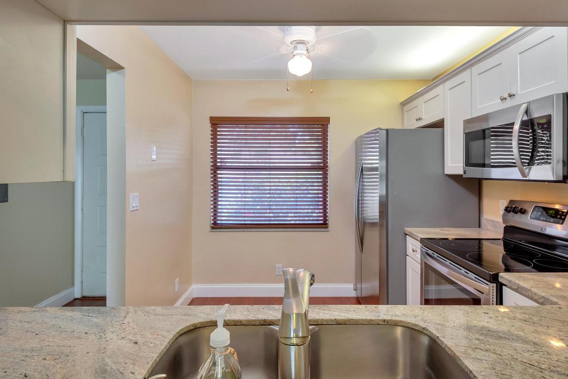 COUNTRY LAKE - Residential Lease