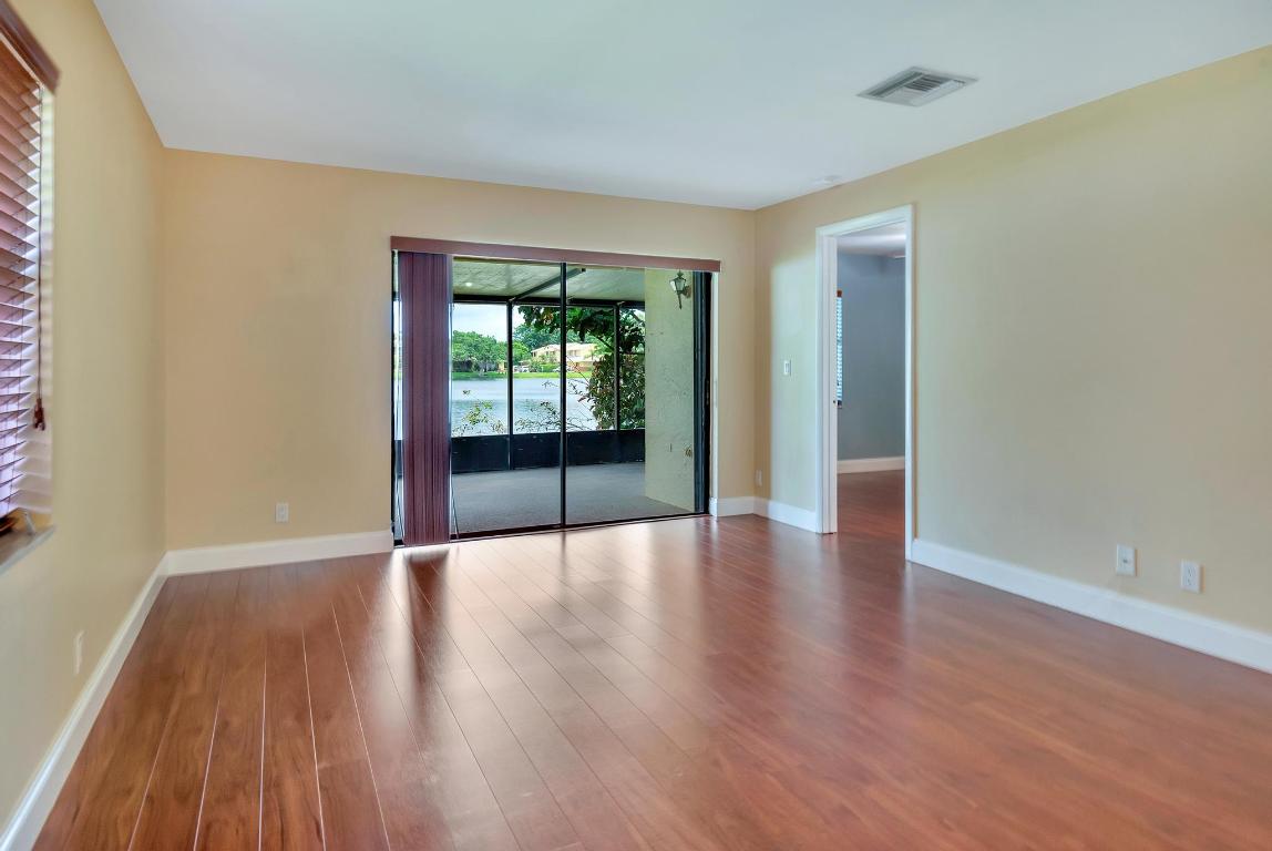 COUNTRY LAKE - Residential Lease