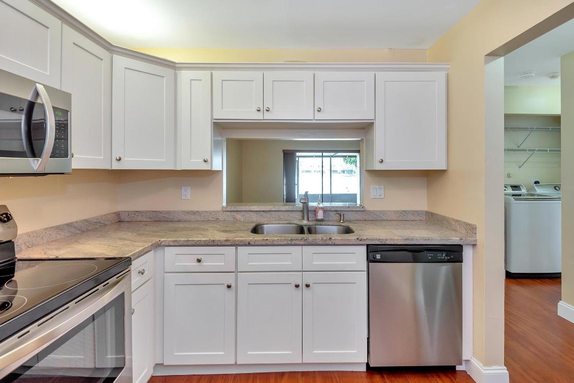 COUNTRY LAKE - Residential Lease