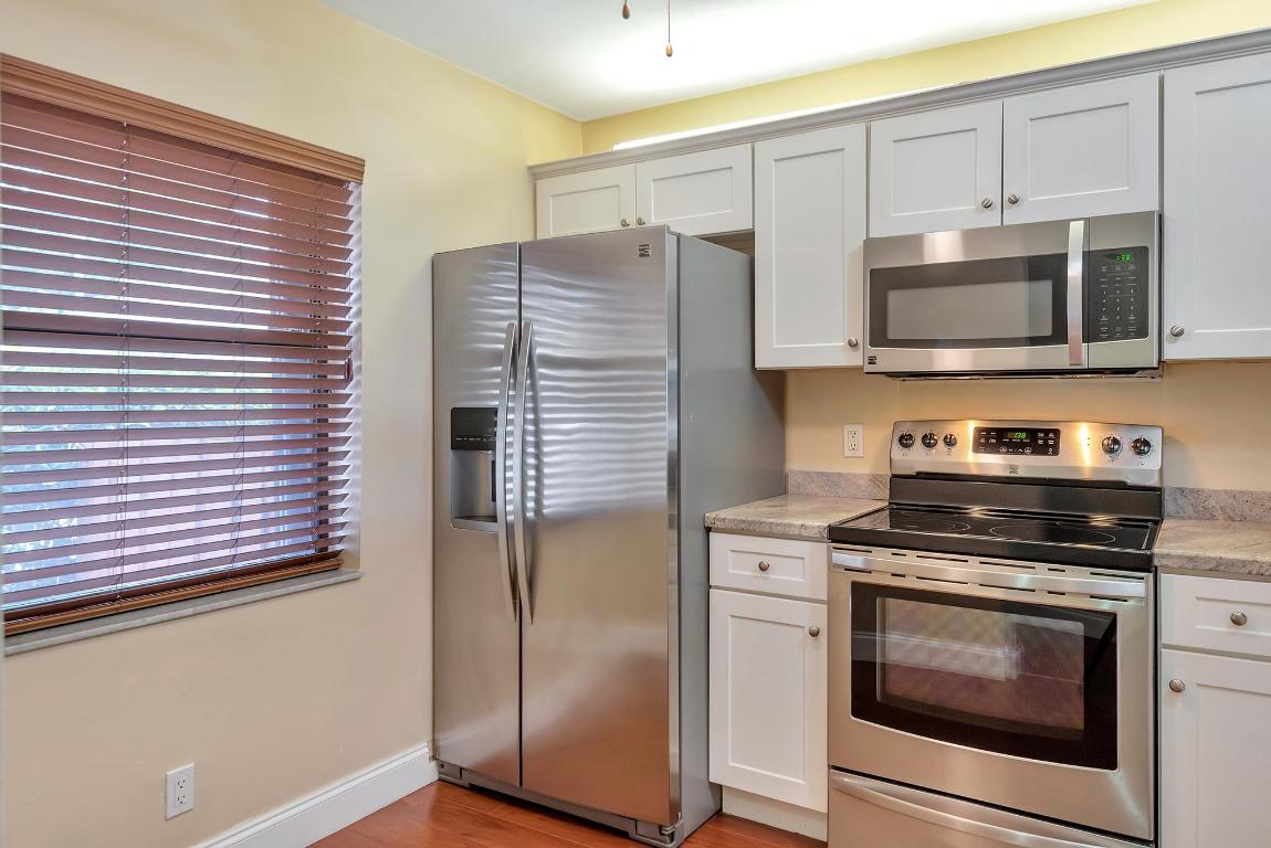 COUNTRY LAKE - Residential Lease