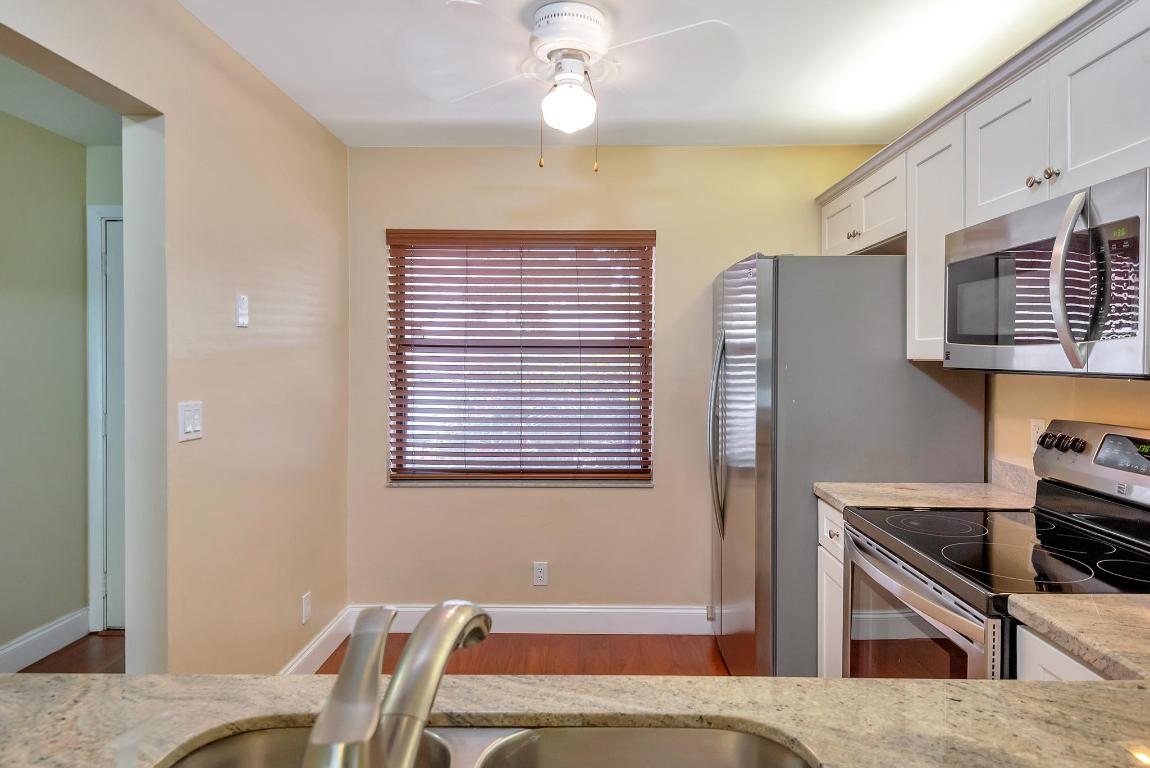 COUNTRY LAKE - Residential Lease