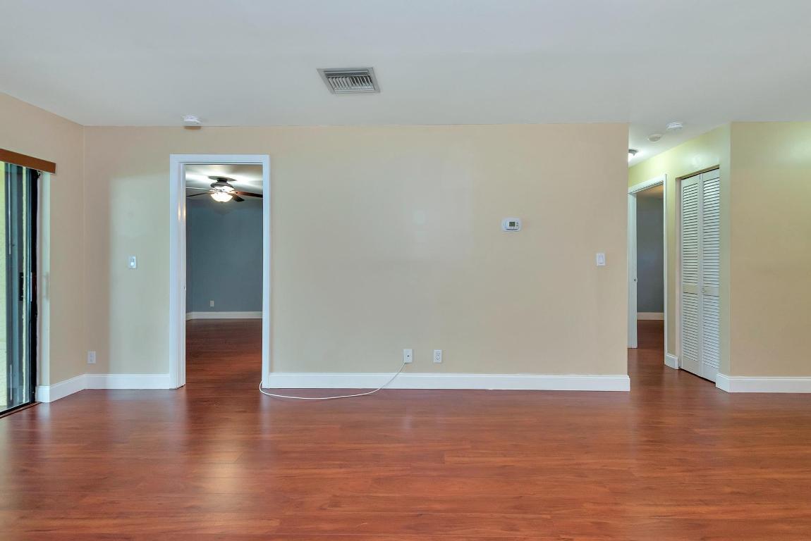 COUNTRY LAKE - Residential Lease