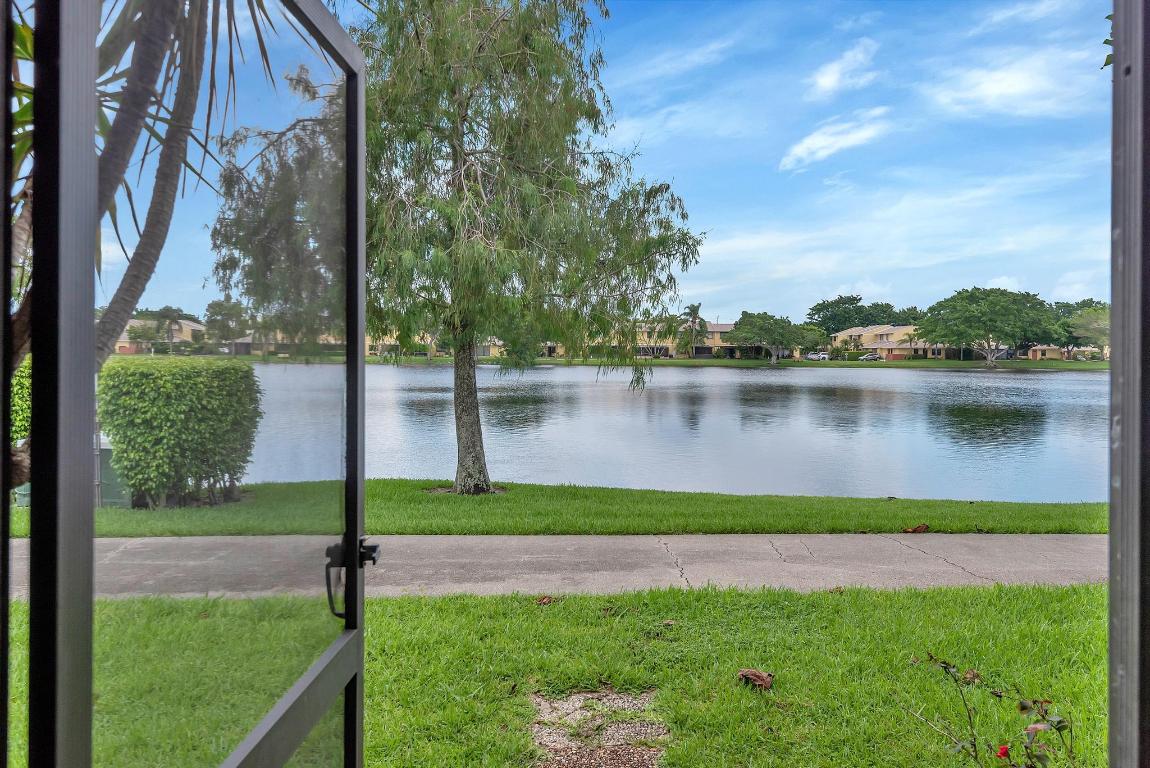 COUNTRY LAKE - Residential Lease