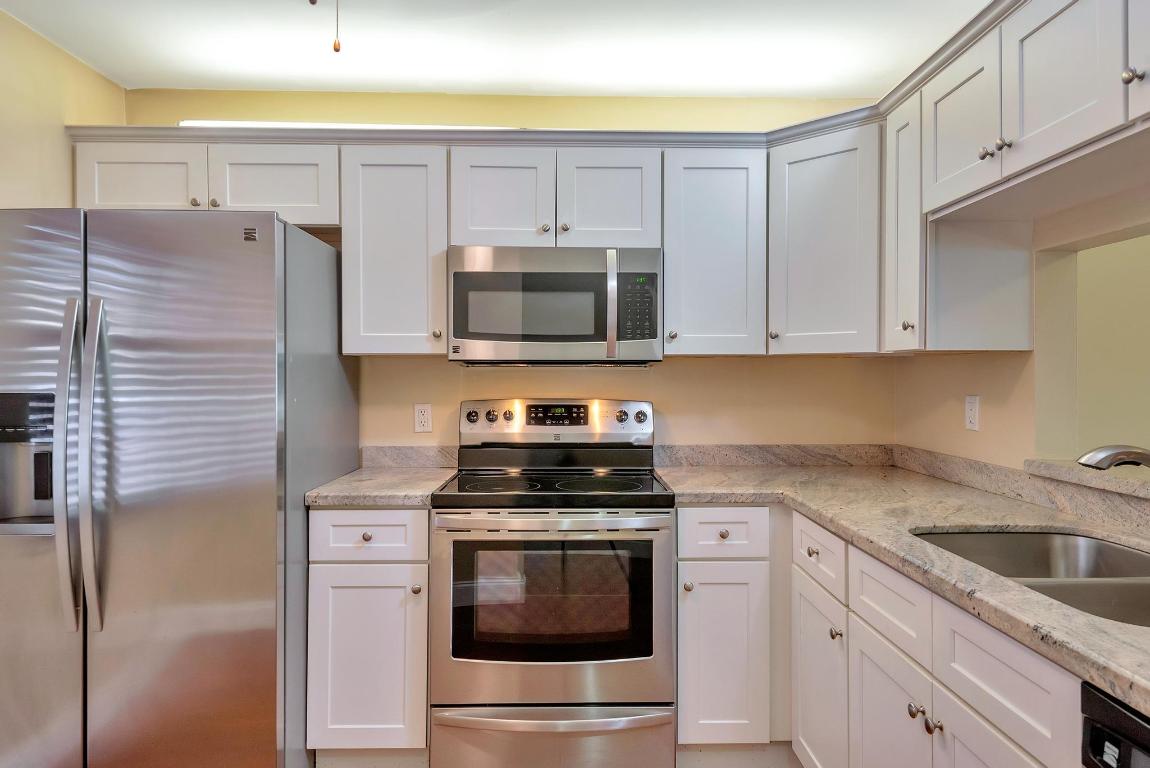 COUNTRY LAKE - Residential Lease