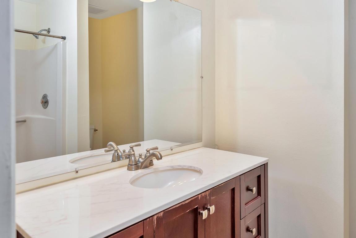 COUNTRY LAKE - Residential Lease