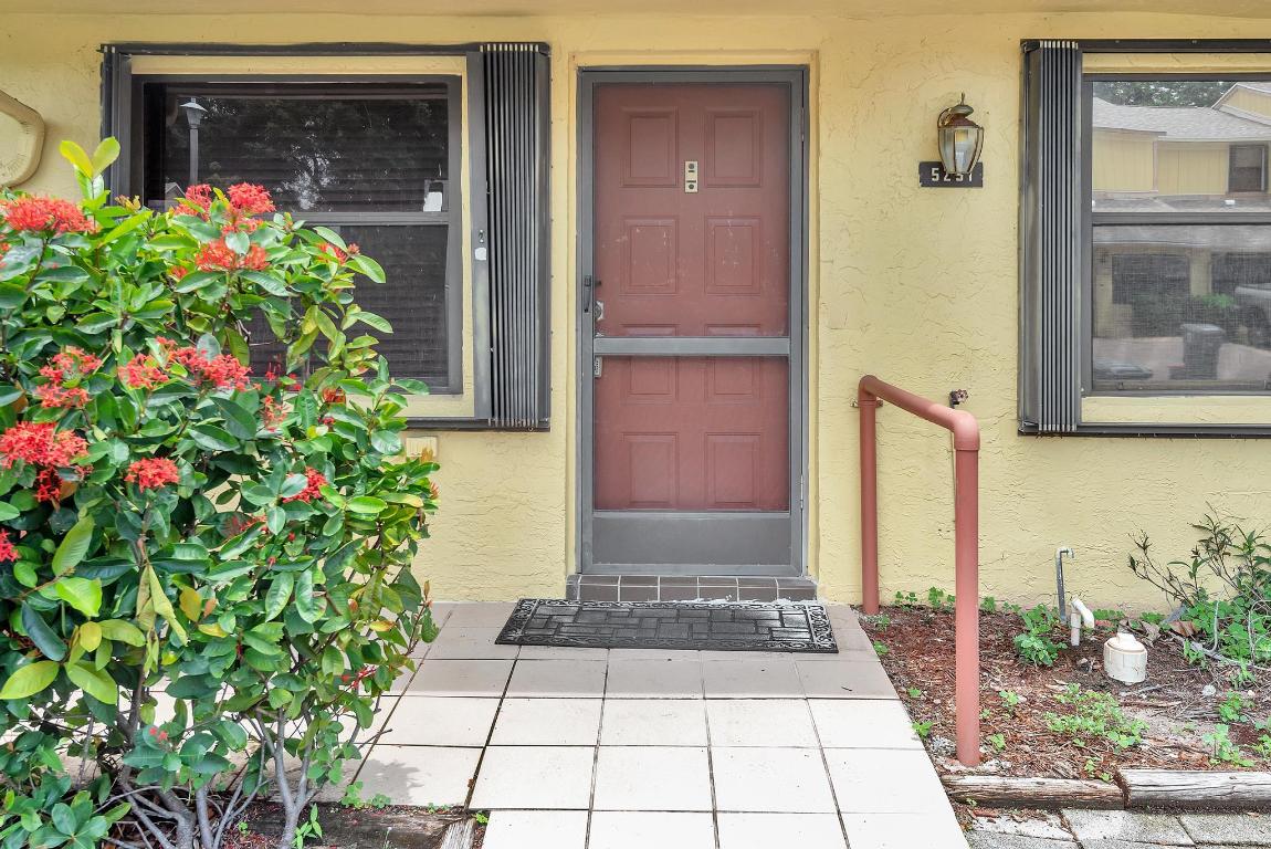 COUNTRY LAKE - Residential Lease