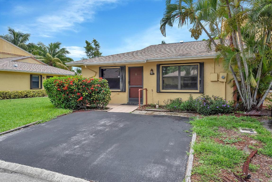 COUNTRY LAKE - Residential Lease