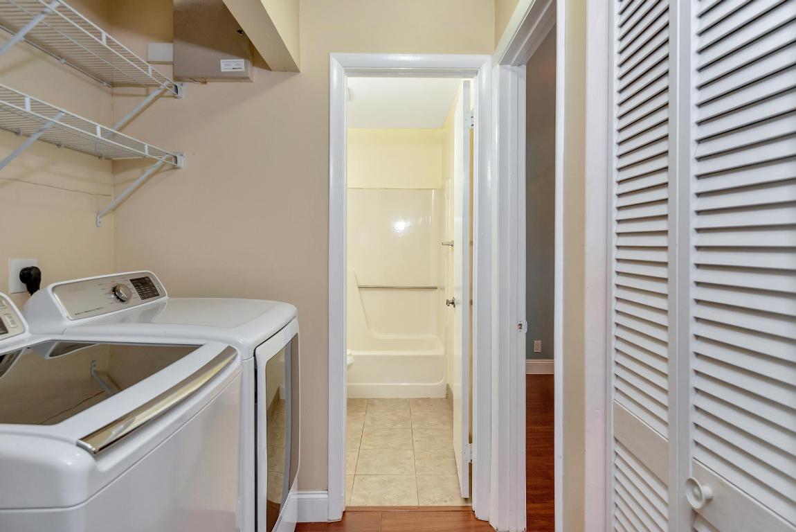 COUNTRY LAKE - Residential Lease