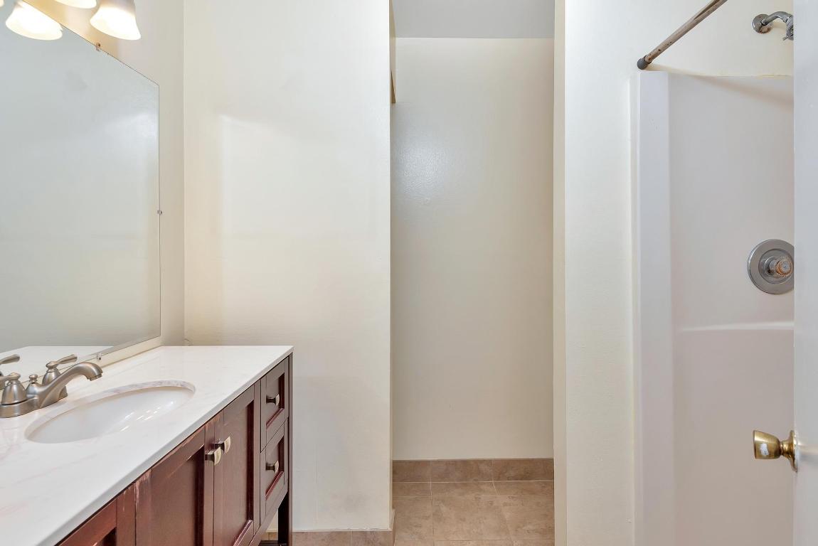 COUNTRY LAKE - Residential Lease