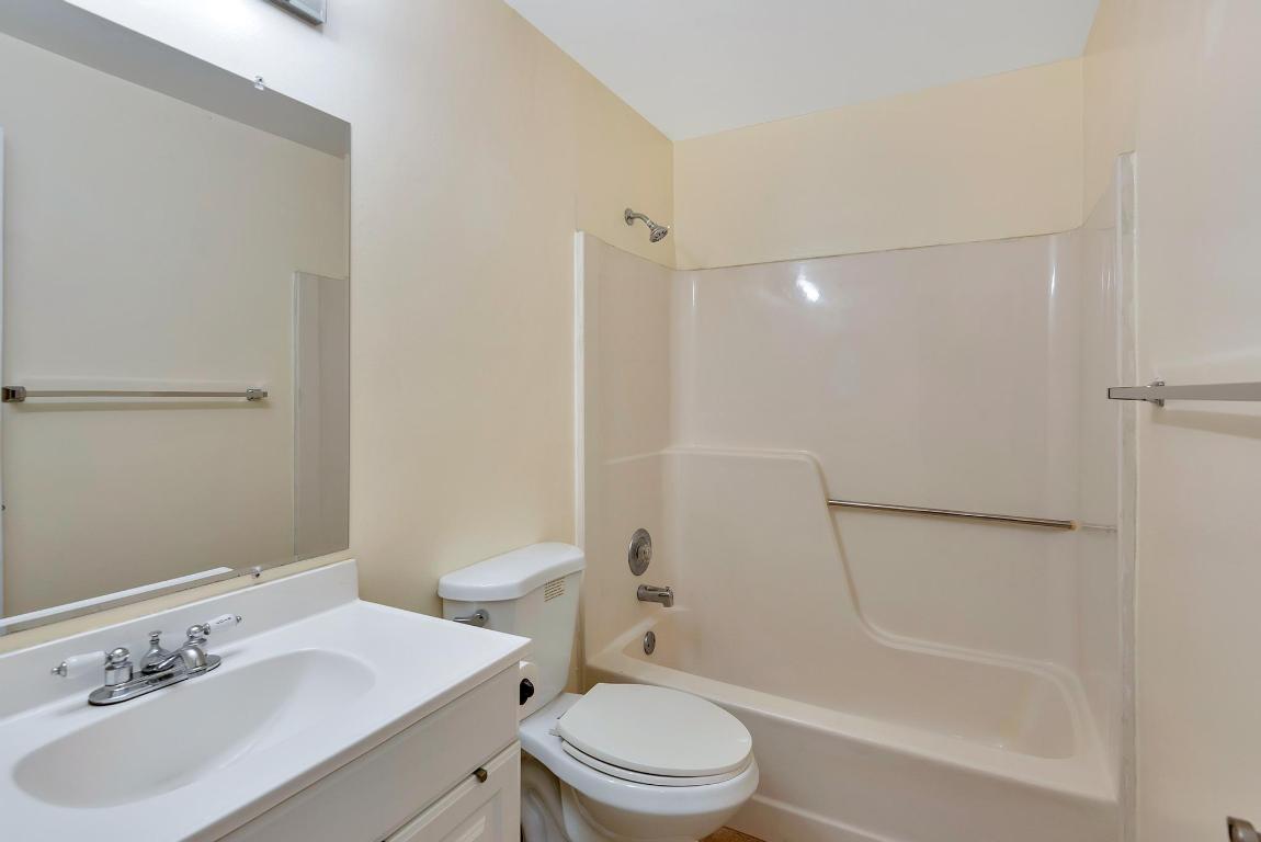 COUNTRY LAKE - Residential Lease