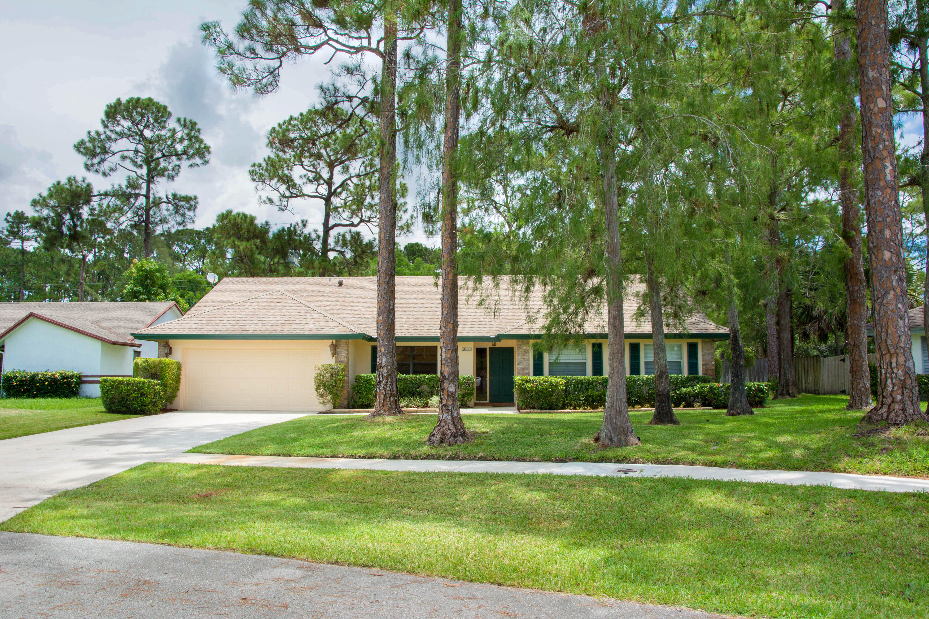 SUGAR POND MANOR OF WELLINGTON - Residential