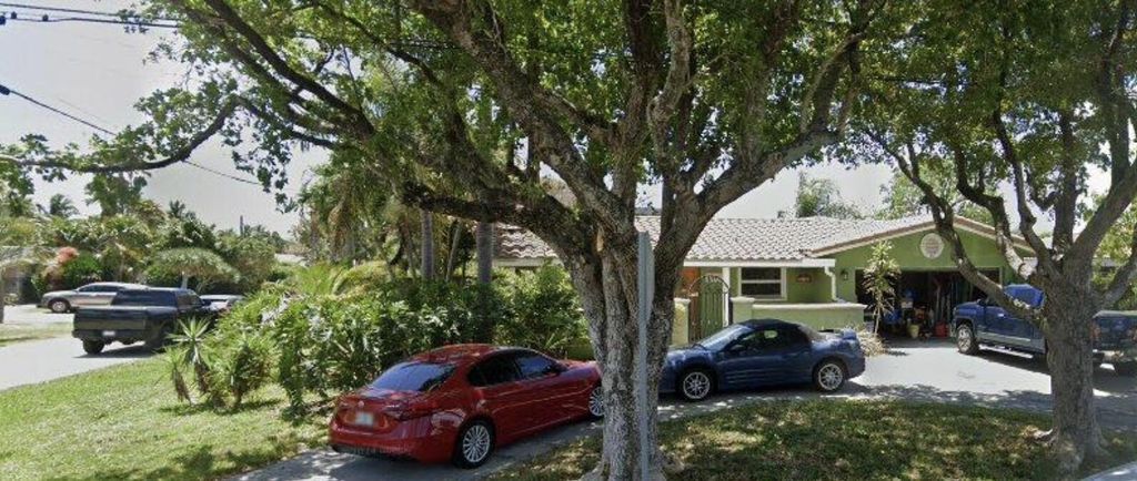 Photo of 1322 SE 3rd Street, Pompano Beach, FL 33060 (MLS # B26021217)