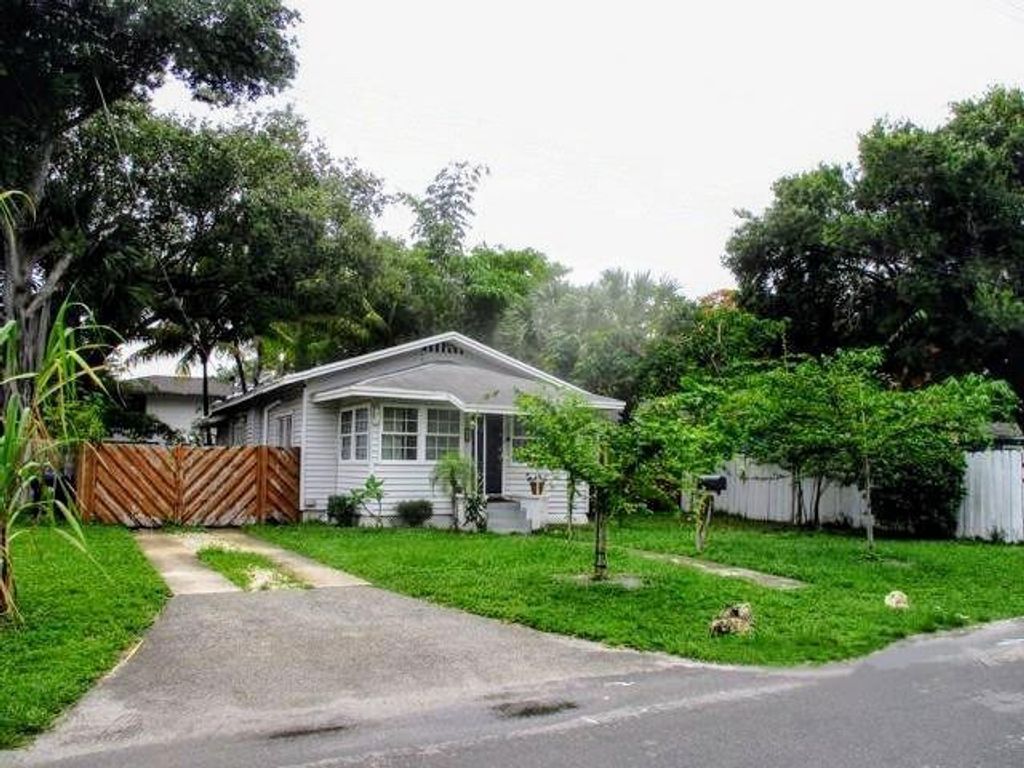 Photo of 521 SW 3rd Avenue, Fort Lauderdale, FL 33315 (MLS # F10505874)