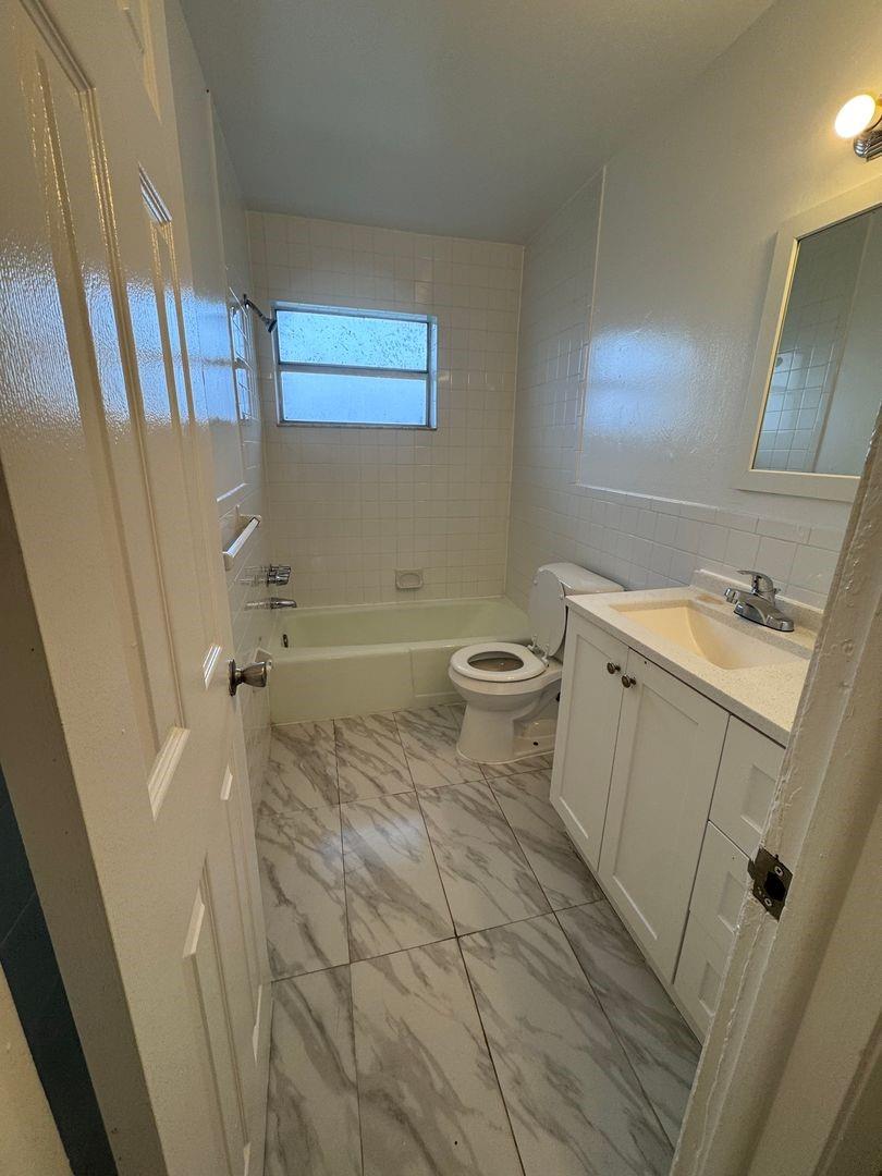 Welcome to this lovely 1 bedroom, 1 bathroom apartment located in Davie, Florida 33314. This cozy and inviting apartment is perfect for those who want to experience the relaxed coastal lifestyle of one of South Florida's most charming cities. The kitchen is fully equipped with a refrigerator and stove.