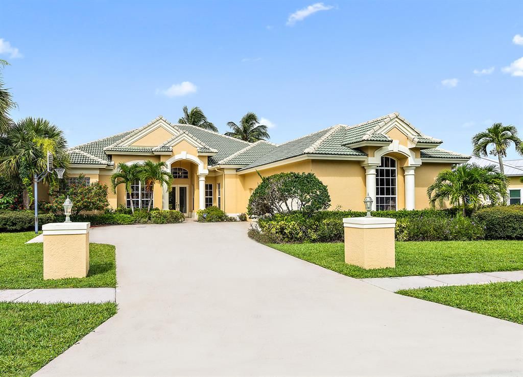 Photo of 18585 Lakeside Gardens Drive, Jupiter, FL 33458 (MLS # R10731309)