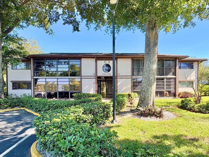 Priced to sell! This 2-bedroom, 2-bath first-floor condo is located in the gated Belfort community of Kings Point, a 55+ neighborhood. Featuring an open kitchen, spacious enclosed porch, and a separate laundry room with full-size washer and dryer, this home offers great potential with minor updating. Enjoy 24-hour security, assigned and ample guest parking. Belfort amenities include a large pool, grilling, and shuffleboard. Bluestream fiber-optic internet and cable TV are included in the condo fee. The Kings Point clubhouse offers live shows, indoor and outdoor pools, fitness center, pickleball, tennis, clubs, courtesy buses, and more! Close to shopping, dining, highways, hospitals, and the airport. Can lease right away!