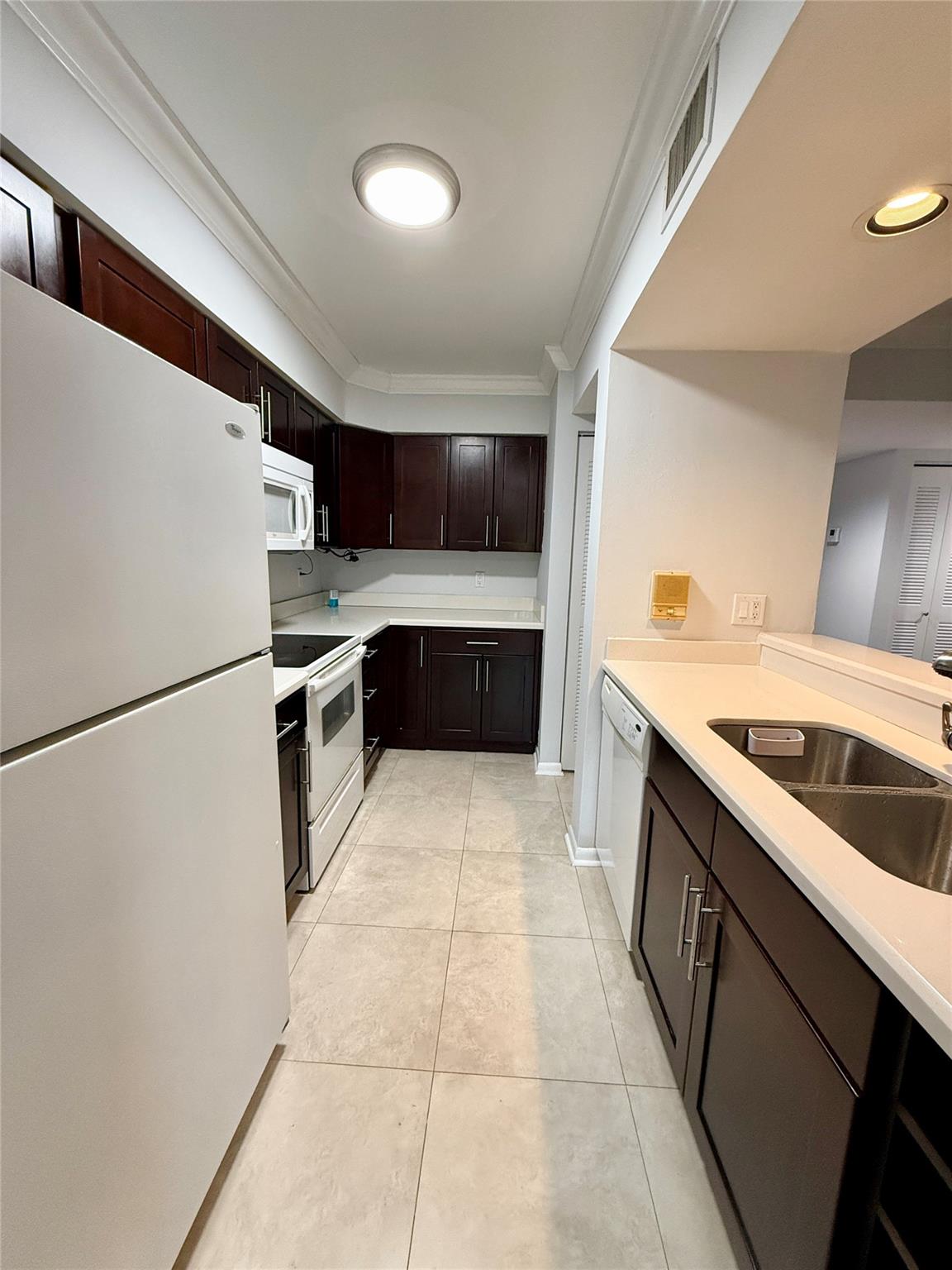 8131 NW 17th Mnr 8131, Plantation, FL, 33322/$289,900 4 8131 NW 17th Mnr 8131