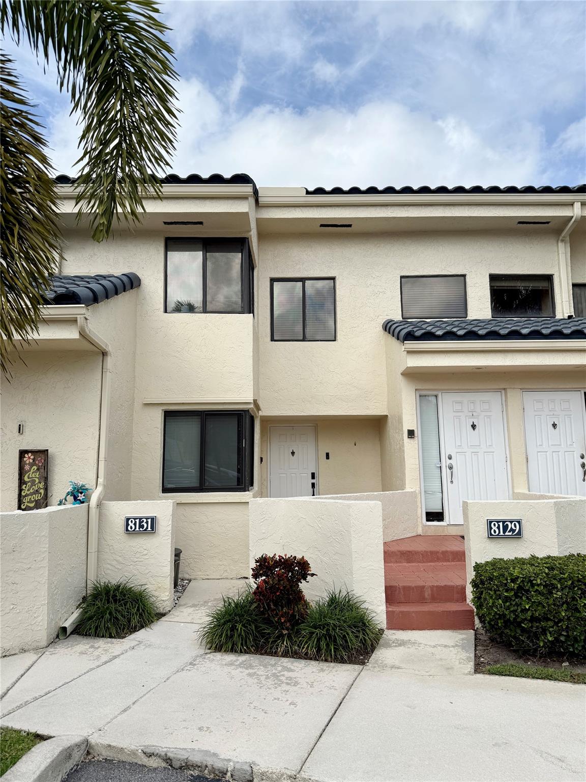 SPECIAL!! OWNER GIVING 10K TOWARDS CLOSING COST. WELCOME TO THIS SPECTACULAR 2 BEDROOM 2 BATHROOM CONDO IN THE WELL KEPT COMMUNITY OF PARC VILLAGE. THIS FRESHLY PAINTED HOME BOASTS TILE AND LAMINATE FLOORING, UPDATED KITCHEN WITH QUARTZ COUNTERTOP, UPDATED BATHROOMS, SPLIT BEDROOM FLOOR PLAN, LARGE MASTER BEDROOM WITH WALK-IN CLOSET, WASHER/DRYER IN UNIT, SCREENED IN PATIO, STORAGE ROOM, ASSIGNED PARKING CONVENIENTLY LOCATED IN FRONT OF THE UNIT, 1 PET UNDER 25LBS ALLOWED, LOW MAINTENANCE FEES, CLOSE TO SHOPPING, ENTERTAINMENT, PUBLIX AND RESTAURANTS. 650 CREDIT SCORE REQUIRED FOR BUYERS!