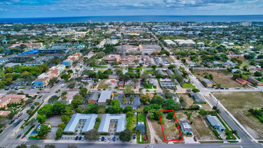 Photo of 33 SW 6th Avenue, Delray Beach, FL 33444 (MLS # R10864943)