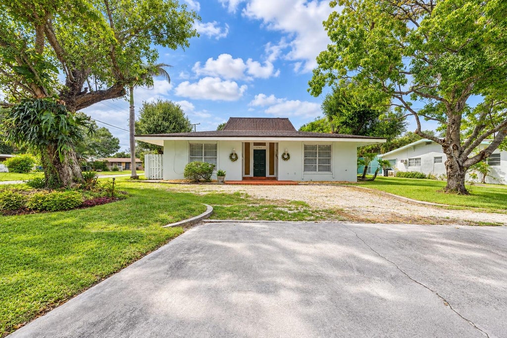 Photo of 1707 S 8TH Street, Fort Pierce, FL 34950 (MLS # B26082539)
