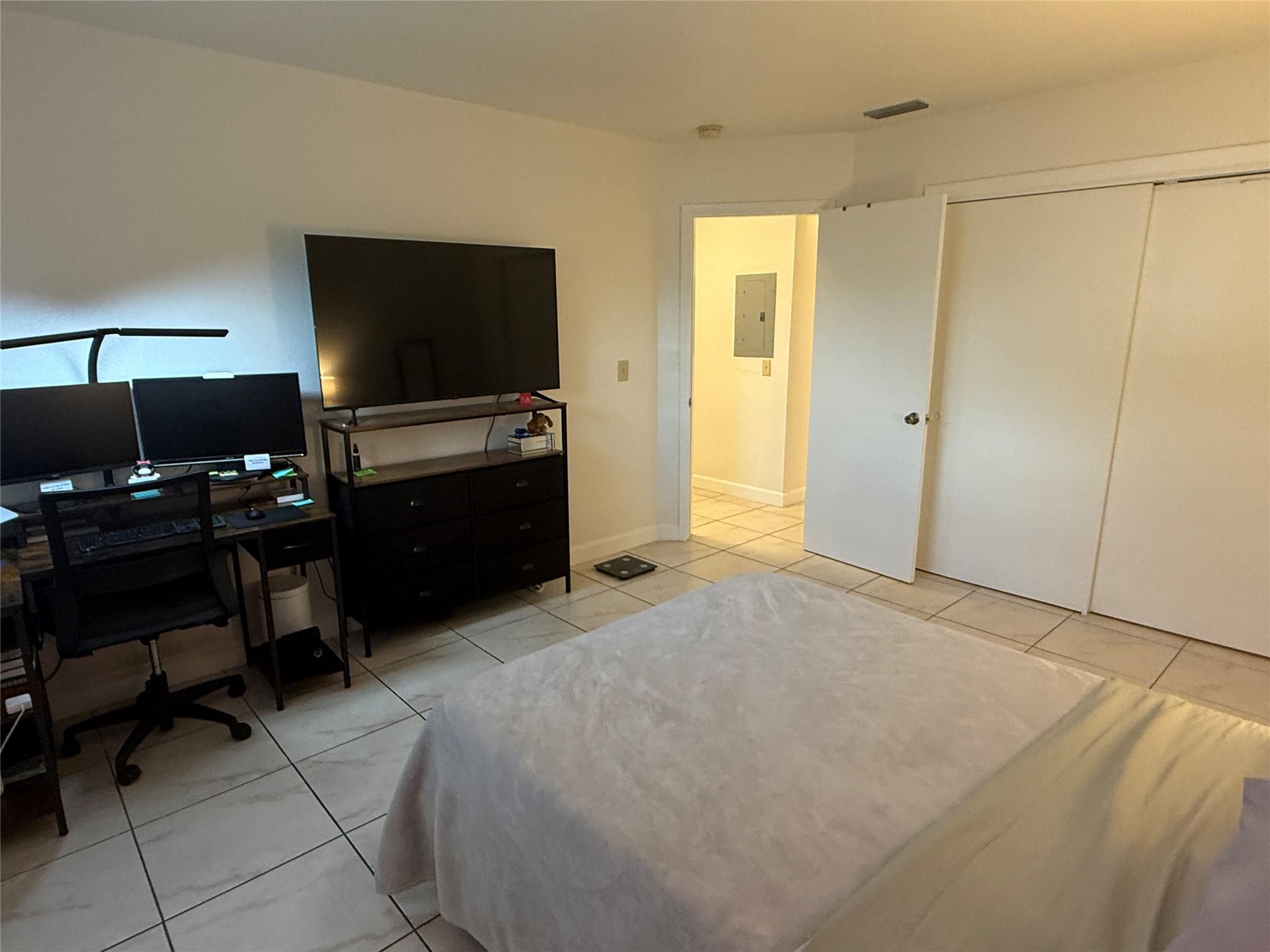 2607 NE 8th Ave 22