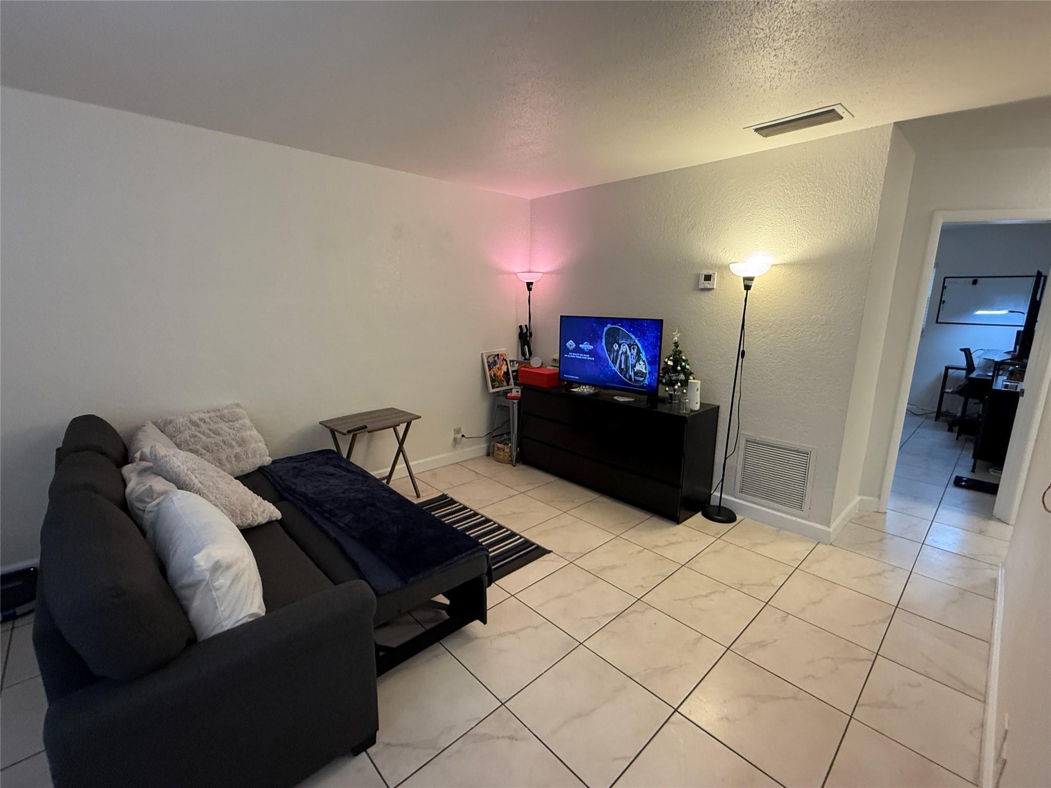 2607 NE 8th Ave 22