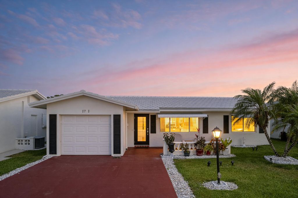 Photo of 1701 SW 8th Avenue, Boynton Beach, FL 33426 (MLS # B26034388)