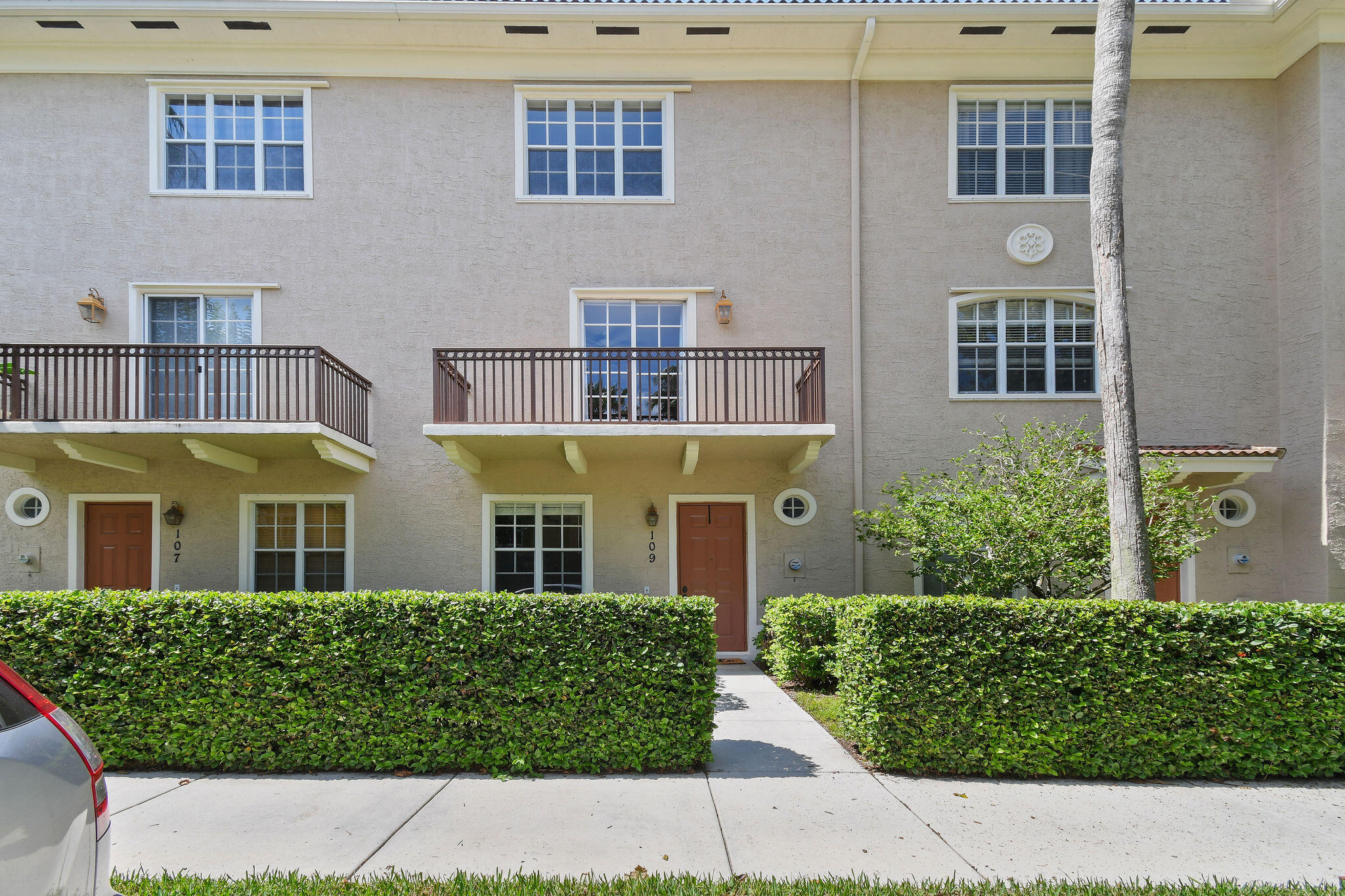 LOCATION! Large master bedroom/bath, & plenty of storage! Well maintained! Community is walking distance to downtown Abacoa, shopping, restaurants, schools, Roger Dean Stadium. Osceola Woods offers great amenities to residents including community pool, walking paths, and playground.